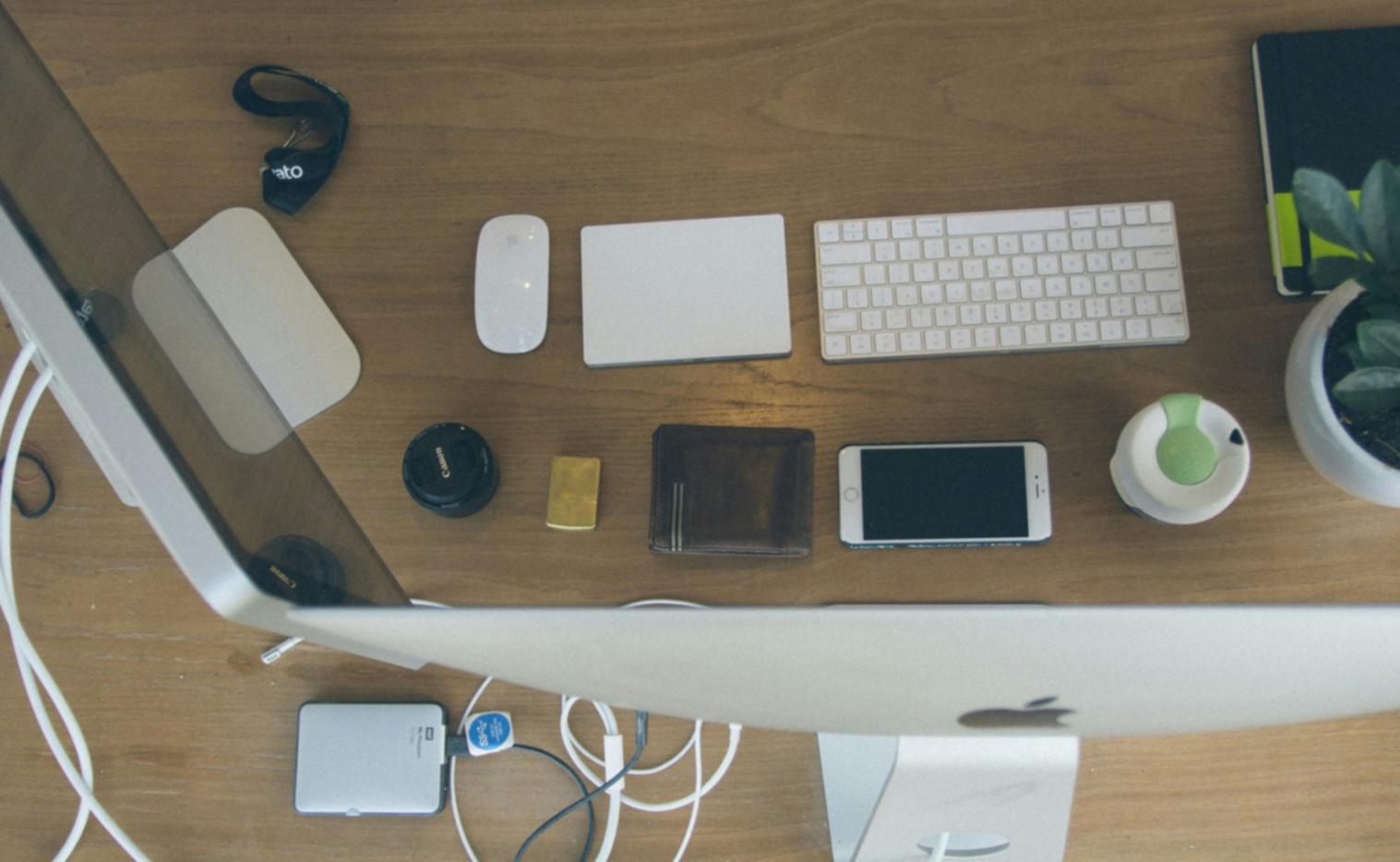 Espace de formation moderne avec équipements d'analyse financière